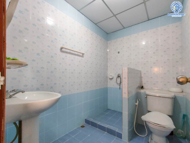 *****ทาวน์เฮ้าส์มือสองย่านนนทบุรี ม.ออมธนา ชัยพฤกษ์-วงแหวน #หลังมุม เนื้อที่กว้างขวางถึงเกือบ 79 ตร.ว. ฟังก์ชันจัดเต็ม 3 ห้องนอน 4 ห้องน้ำ 2 ที่จอดรถ หลังใหญ่ พื้นที่เยอะ ต่อเติมหลังบ้านอย่างดี บนทำเลดี เชื่อมต่อถ.กาญจนาภิเษก ใกล้ทางด่วน "ศรีรัช"